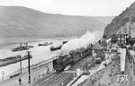 Der F 9 "Rheingold" (Basel SBB – Hoek van Holland) passiert mit der Mainzer 03 289 die Blockstelle Pfalz zwischen Bacharach und Oberwesel. Carl Bellingrodt saß wohl gerade bei einem Schoppen Wein, als er im Ausflugslokal von Haus Engelsburg auf den Auslöser drückte. (1952) <i>Foto: Carl Bellingrodt</i>