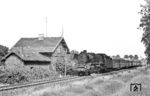 41 1137 passiert mit P 6454 (Magdeburg – Oebisfelde) ein altes Bahnwärterhaus bei Vahldorf. (17.07.1982) <i>Foto: Thomas Fischer</i>