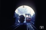 Auf eine solche Idee für einen Fotostandpunkt wäre wohl außer Herbert Vaupel niemand gekommen: 01 206 stürmt mit E 387 in den Rehbergtunnel bei der Ausfahrt aus dem Bahnhof Altenbeken. Vor der Einfahrt wartet ein VT 95. (26.09.1968) <i>Foto: Herbert Vaupel</i>