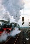 Am 28. und 29. September 1968 feierte die DB einen "Tag der offenen Tür" im Frankfurter Hauptbahnhof. Das Programm sah u.a. Lokmitfahrten auf den Loks 065 001 und 50 525 vor, die hier als Rangierfahrt quer aus dem Hauptbahnhof dampfen. (28.09.1968) <i>Foto: Herbert Vaupel</i>