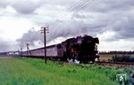 Dunkle Wolken sind nicht nur über Ostfriesland aufgezogen, auch die Emder 023 089 steht bereits am Ende ihrer Karriere. Mit dem E 2044 von Norddeich nach Braunschweig, den sie bis Leer (Ostfriesland) befördern wird, ist sie bei Petkum unterwegs. 9 Monate später erfolgte ihre letzte Fahrt. Das AW Trier nutzte sie ab April 1971 noch als Ersatzteilspender, am 30.09.1971 wurde sie ausgemustert, im September 1972 in Saarbrücken-Schleifmühle (welch passender Name) zerlegt. (17.07.1970) <i>Foto: Herbert Vaupel</i>