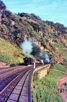 044 332 (Bw Ehrang) hat soeben den Prinzenkopftunnel verlassen und dampft nun über das bekannte Hangviadukt bei Pünderich. (16.10.1971) <i>Foto: Herbert Vaupel</i>