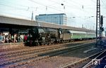 001 133 (Bw Ehrang) stellt in Koblenz Hbf den nur freitags verkehrenden D 703 nach Trier Hbf bereit.  (02.07.1971) <i>Foto: Herbert Vaupel</i>