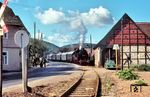 Die Ortsdurchfahrt von 24 009 in Hehlen (Weser) auf der Vorwohle-Emmerthaler Eisenbahn wurde schon damals von zahlreichen Eisenbahnfreunden begleitet. (24.09.1972) <i>Foto: Herbert Vaupel</i>