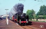 24 009 stürmt mit einem Lr durch Frankfurt-Mainkur. Am Regler Jörg Sekund, dahinter Heizer Reinhard Gumbert. (27.05.1974) <i>Foto: Herbert Vaupel</i>