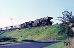 Der N 5864 von Osterburken nach Würzburg verkehrte nur sonntags mit Vorspann. Am 28. Juli 1974 beförderten 023 050 und 023 005 gemeinsam den Zug. Im Fahrtbericht 1974 vermerkte Herbert Vaupel, dass der Zug im Rahmen einer Verfolgungsfahrt zwischen Zimmern und Reichenberg siebenmal fotografiert werden konnte, hier bei der Einfahrt in Reichenberg (Ufr). Lokführer auf 023 050 war Klaus Renk. (28.07.1974) <i>Foto: Herbert Vaupel</i>