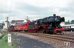 Zwischen dem 5. und 11. Mai 1975 gaben sich diverse Dampflokomotiven im Bw Mayen anlässlich der "Rhein-Mosel-Tage" ein Stelldichein. Ein Lokzug aus 050 142, dem EK-Schlafwagen, 89 7159 und Walsum 5 erreicht den Bahnhof Niedermendig, wo eine große Lokausstellung und Dampfsonderfahrten stattfanden. (10.05.1975) <i>Foto: Herbert Vaupel</i>