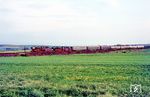 Der Sonderzug mit 023 076 und 052 167 sowie den Ehrengästen kehrt zurück nach Andernach, aufgenommen bei Kruft. (10.05.1975) <i>Foto: Herbert Vaupel</i>