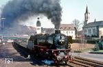 Im April 1976 führte 41 308 den DGEG-Sonderzug D 28120, der in Dortmund zur Rundfahrt über Siegen - Köln - Wuppertal zurück nach Dortmund gestartet war. Hier kachelt der Sonderzug aus dem Bahnhof Wissen (Sieg). (11.04.1976) <i>Foto: Herbert Vaupel</i>