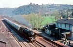 Das schöne Bahnhofsensemble in Blankenberg (Sieg) ist in den 1980er Jahren beim S-Bahn-Ausbau der Spitzhacke zum Opfer gefallen. 1976 rundete die Durchfahrt des Sonderzuges mit 41 308 das Gesamtbild noch passend ab. (11.04.1976) <i>Foto: Herbert Vaupel</i>