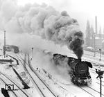 In der winterlichen Vorweihnachtszeit des Jahres 1981 startet 44 0115 mit einem Güterzug nach Könitz im Bahnhof Saalfeld (Saale). (20.12.1981) <i>Foto: Martin Heller</i>