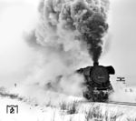 Am Bahnübergang der Fernstraße 281 kurz vor Könitz kommt 44 0115 mit ihrem Güterzug aus Saalfeld (Saale) angekachelt. (20.12.1981) <i>Foto: Martin Heller</i>