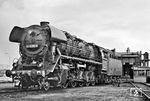 Die Saalfelder 44 0280-6 präsentiert sich in der Einsatzstelle Göschwitz (Saale). Die als 44 1280 ÜK von Borsig in Hennigsdorf/Kr Osthavelland gebaute Lok wurde im Oktober 1942 dem Bw Heydebreck (Oberschles) zugeteilt. Ihre Ölfeuerung erhielt sie am 26.08.1965, diese wurde am 27.01.1982 wieder ausgebaut. Nach dem Umbau zum Dampfspender stand sie ab 25.03.1986 als technische Anlage (TA) dem Bw Leipzig-Wahren, später dem Bw Röblingen am See als Heizlok zur Verfügung. (05.1975) <i>Foto: Martin Heller</i>