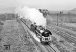 01 0509 mit P 6086 nach Leipzig in Zeitz. Über die Brücke im Hintergrund führt die Bahnstrecke nach Weißenfels. (27.03.1977) <i>Foto: Michael Malke</i>