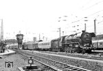 Nachdem 44 1093 im Juni 1982 wieder auf Kohlefeuerung zurückgebaut worden war, war sie kurzzeitig in Erfurt stationiert, wo sie bei der Zugvorbereitung im dortigen Hauptbahnhof angetroffen wurde. (08.1983) <i>Foto: Michael Malke</i>