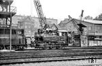 80 017 verdiente seit 1963 ihr Gnadenbrot als Werklok 2 im RAW Meiningen. Dort rangiert sie gerade einen Öltender. Ende 1980 wurde sie ausgemustert und dort zerlegt. (26.09.1974) <i>Foto: Joachim Schmidt</i>