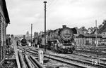 In Meiningen gab es für die dort stationierte 44 0305 (44 1305) Ende September 1974 offenkundig nichts zu tun. Ohne Lampen ist sie in einer Reihe weiterer 44er dort abgestellt. Links steht 44 0056 (44 1056), die als Heizlok eingesetzt wurde. Mit der Umstationierung der 44er nach Sangerhausen kamen beide Maschinen wieder ans Laufen. (26.09.1974) <i>Foto: Joachim Schmidt</i>