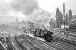 65 1031 (Bw Arnstadt) und 44 0601 (Bw Saalfeld) verlassen mit einem Dg nach Arnstadt den Bahnhof Saalfeld (Saale). (01.10.1974) <i>Foto: Joachim Schmidt</i>