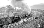 In Saalfeld (Saale) geht es mit vereinten Kräften für 65 1031 und 44 0601 vor einem Güterzug in Richtung Bad Blankenburg - Arnstadt. (01.10.1974) <i>Foto: Joachim Schmidt</i>