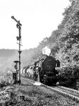 52 8146 vom Bw Altenburg passiert mit einem Güterzug das Einfahrsignal von Haynsburg im Elstertal.  (12.10.1978) <i>Foto: Joachim Schmidt</i>