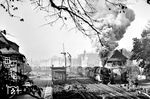 Für die Ausfahrt des Dg 51431 (Gera - Glauchau) mit 58 3003 in Schmölln musste der erhöhte Standpunkt eines Baumes herhalten. (13.10.1978) <i>Foto: Joachim Schmidt</i>