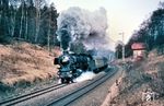 01 1084 kachelt mit dem E 580 (Celle - Wiesbaden) an der Blockstelle Wasserscheide zwischen Neustadt (Kr Marburg) und Stadt Allendorf vorbei.  (25.02.1967) <i>Foto: Helmut Dahlhaus</i>