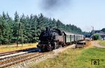 086 132 (Bw Nürnberg Rbf) fährt mit P 2511 nach Beilngries aus dem Bahnhof Greißelbach. Im Hintergrund liegt das Gleis der Stichstrecke nach Freystadt. (08.1971) <i>Foto: Robin Fell</i>