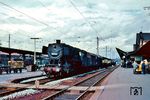 050 042 (Bw Dillenburg) fährt mit einem Güterzug durch den Bahnhof Gießen. (1971) <i>Foto: Robin Fell</i>