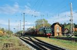 Am 27. April 2002 bespannte 244 044 (E 44 044 des AW Dessau) einen Fotogüterzug aus Tds-Wagen von Magdeburg-Rothensee nach Bitterfeld. Im Bahnhof Königsborn, einem Ortsteil der Gemeinde Biederitz, gab es einen ersten Fotohalt.  (27.04.2002) <i>Foto: Slg. Wolfgang Bügel</i>