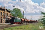 Fotohalt mit 244 044 im Bahnhof Raguhn nördlich von Bitterfeld. Der Bahnhof ist heute betrieblich nur noch ein Haltepunkt, das Empfangsgebäude verfallen. (27.04.2002) <i>Foto: Slg. Wolfgang Bügel</i>