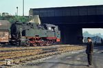 Die Lok "Walsum 1" gehörte zum Typ 'Bergbau', eine vierachsige Heißdampf-Tenderlok aus dem Nachkriegs-Typenprogramm der Firma Krupp in Essen. Die 'Bergbau' war für den schweren Übergabe- und Verschubdienst von Industrie- und Werksbahnen konzipiert. Entsprechend diesem Einsatzzweck war sie besonders robust und kräftig ausgeführt. Dank ihres vergleichsweise hohen Kesseldrucks von 15 kp/cm², der großen Zylinder und des günstigen Übersetzungsverhältnisses war die mit vollen Vorräten 80 t schwere und rund 1000 PS starke Lok nicht nur die leistungsfähigste Type des Krupp-Industrielokprogramms, sondern die schwerste und stärkste vierachsige deutsche Tenderlok überhaupt. "Walsum 1" wurde am 15.06.1954 an die Bergwerksgesellschaft Walsum ausgeliefert. 1970 ging sie an die RAG über und wurde 1976 ausgemustert. (1965) <i>Foto: Gerhard Moll</i>