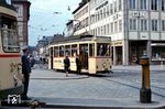 Tw 18 (Rathgeber, Baujahr 1954) der Darmstädter Straßenbahn trifft auf der Linie 3 Richtung Ludwigshöhstraße über Hauptbahnhof – Bismarckstraße – Luisenplatz auf den Tw 91 der Linie 9 Griesheim – Rheinstraße – Schloss. (1966) <i>Foto: Eric Bittner</i>