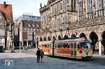 GT4c-Wagen 446 der Bremer Straßenbahn AG (Hansa Waggonbau) auf der Linie 2 nach Sebaldsbrück am Bremer Rathaus mit dem Roland, der als Sinnbild der Bremer Stadtrechte gilt.  (1966) <i>Foto: Eric Bittner</i>