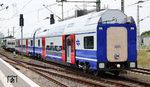 Neben einem Großauftrag bei Bombardier für neue Elektroloks platzierte die staatliche israelische Eisenbahngesellschaft (ISR) auch einen Auftrag für Doppelstockwagen. Diese rangiert 111 215 von Railadventure in Braunschweig. Bei den Klimaanlagen vertraut man der deutschen Technik allerdings nicht. Diese werden erst vor Ort mit der entsprechenden Kühltechnik eingebaut und können locker Temperaturen bis 40°C bewältigen. Die häufigen Ausfälle von Klimaanlagen bei der Deutschen Bahn scheinen sich bis in den Nahen Osten herumgesprochen zu haben. (14.08.2024) <i>Foto: Thomas Gries</i>