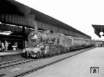 38 3424 vom Bw Essen Hbf vor N 3966 nach Essen Hbf im Bahnhof Wuppertal-Oberbarmen. (08.08.1959) <i>Foto: John Benson, Williams Hill collection</i>