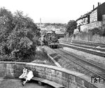 Die beiden jungen Damen an der Tiergartentreppe am Bahnhof Wuppertal Zoologischer Garten mustern etwas mißtrauisch den Fotografen, der aber eigentlich nicht sie, sondern 38 3568 vom Bw Düsseldorf Abstellbf im Fokus hatte. (19.07.1959) <i>Foto: John Benson, Williams Hill collection</i>