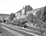 50 565 (Bw Wuppertal-Vohwinkel) kommt mit einem Nahgüterzug aus dem Vorbahnhof in Wuppertal-Steinbeck nach Wuppertal Zoologischer Garten gefahren. Links am Bildrand ist das zuständige Stellwerk "Z" zu erkennen. (20.06.1959) <i>Foto: John Benson, Williams Hill collection</i>