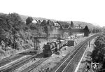 50 865 vom Bw Wuppertal-Langerfeld fährt mit einem Personenzug aus dem Bahnhof Wuppertal Zoologischer Garten. Der Bahnhof war immer ein beliebter Ausflugshalt für Wanderungen und Besuche im nahegelegenen Tiergarten. Diesem Ziel entsprechend gab es auch früher einen großangelegten Zugang über den Bahnsteigen mit reichlicher Verzierung. Zu den wilden Fußball-Zeiten des WSV wurde der Halt auch von vielen Zuschauern benutzt, wobei sogar einige an sich durchfahrende Züge und Sonderzüge am Fernbahnsteig anhielten. Die ist heute alles Geschichte, die Fernbahnsteige längst abgerissen. (20.06.1959) <i>Foto: John Benson, Williams Hill collection</i>