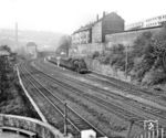 57 1637 vom Bw Wuppertal-Langerfeld erscheint am Abzweig Vorbahnhof aus dem Güterbahnhof Steinbeck in Wuppertal Zoologischer Garten. Zwei Monate später stand die Lok bereits auf z und wurde am 30.09.1960 ausgemustert. (04.04.1959) <i>Foto: John Benson, Williams Hill collection</i>