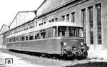 Die Akkumulatortriebwagen der Baureihe ETA 150 (ab 1968 Baureihe 515) boten einen hohen Fahrkomfort, geringe Lärmbelästigung trotz eines ganz typischen Heulens der Tatzlagermotoren und im Vergleich zum Uerdinger Schienenbus eine bessere Gleislage aufgrund ihres höheren Eigengewichtes, keine Schmutzbelästigung und bessere Laufruhe durch Verwendung von vollwertigen Drehgestellen. So ist es wenig verwunderlich dass sie bis zu 40 Jahre lang im Einsatz blieben. Das nagelneue Vorserienfahrzeug ETA 150 002 (Waggonfabrik J. Rathgeber AG, München, Baujahr 1954) steht zur Abnahme im Bw München Ost bereit. Die beiden erstgebauten ETA 150 001 und 002 unterschieden sich noch durch eine anders gestaltete Frontpartie sowie durch eine umlaufende und erhaben ausgeführte Zierleiste von den nachfolgenden Serienfahrzeugen. (08.1954) <i>Foto: Günther Scheingraber</i>