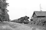 41 1137 (Bw Oebisfelde) mit Dg 57445 kurz vor dem Haltepunkt Vahldorf. Unmittelbar links neben der Baumreihe befindet sich der Mittellandkanal. (17.07.1982) <i>Foto: Thomas Fischer</i>