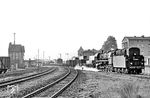 Am frühen Morgen des 14. Mai 1981 verlässt 44 0616 den Bahnhof Bad Freienwalde mit einem bunten Frachtenzug in Richtung Eberswalde. Links ist die seit 1995 stillgelegte und 2009 abgebaute Strecke nach Angermünde zu sehen. (14.05.1981) <i>Foto: Thomas Fischer</i>