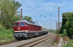 132 088 der Salzland Rail Service mit Schnellzugwagen auf dem Weg von Aschersleben nach Bad Schandau in der Einfahrt Leipzig-Schönefeld. Die alten Quertragwerksmasten wurden zwei Monate später durch neue Oberleitungsmasten ersetzt.  (11.05.2024) <i>Foto: Ralf Opalka</i>