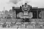 03 077 vom Bw Mönchengladbach macht im Bw Osnabrück Hbf eine kurze Pause auf der Rückfahrt vom AW Lingen (Ems), wo die Lok am 20.05.1967 eine L2 erhalten hatte. (21.05.1967) <i>Foto: Jürgen Munzar</i>