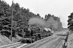 051 028 vom Bw Heilbronn fährt mit einem kurzen Nahgüterzug aus Richtung Blaufelden - Satteldorf nach Crailsheim ein. (08.1971) <i>Foto: Robin Fell</i>