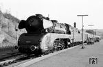 10 001 (Bw Kassel) in ihrem letzten Umlauf vor E 387 nach Münster (Westf) im Bahnhof Altenbeken.  (10.1967) <i>Foto: Jürgen Munzar</i>