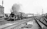 BR 90612 (eine War Department [WD] "Austerity" 2-8-0) fährt mit einem Güterzug durch Grantham. Die WD/8 war eine Güterzuglok, die 1943 für den Kriegseinsatz konzipiert wurde. Von ihr wurden 935 Stück gebaut, was sie zu einer der meistproduzierten britischen Dampflokomotiven macht. Die im Januar 1944 in Dienst gestellte 90612 wurde am 1. März 1964 ausgemustert. (29.06.1961) <i>Foto: Robin Fell</i>