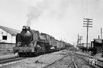 Die 1953 von Babcock & Wilcox Construction Society (Bilbao) gebaute 141 F 2231 der spanischen "Red Nacional de los Ferrocarriles Españoles" (RENFE) vor einem Güterzug in Zaragoza, der Hauptstadt der Region Aragonien im Nordosten Spaniens. Die 141 F waren die letzten Dampflokomotiven, die für RENFE gebaut wurden. Die letzte im Dienst befindliche Lok, 141 F-2348, stellte am 23. Juni 1975 der damalige Prinz von Spanien, der derzeitige König Juan Carlos I., in Madrid-Vicálvaro höchst persönlich ab. (1964) <i>Foto: Robin Fell</i>