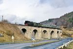 094 538 (94 1538) rollt mit P 3209 (Gönnern - Dillenburg) über das Viadukt bei Niederscheld. (04.1970) <i>Foto: Robin Fell</i>