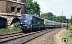 110 328 vom Bw Hamburg-Eidelstedt vor Autozug DK 9719 nach Lindau am Schwedenturm in Ulm. Der Schwedenturm (auch Örlinger Turm genannt) wurde zwischen 1850 und 1852 gebaut und diente der Verteidigung des gegenüberliegenden Tales, das von den benachbarten Forts nicht eingesehen werden konnte. Zugleich diente seine Lage auch dem Schutz bzw. Sperrung der Bahnlinie nach Stuttgart. (27.06.1981) <i>Foto: Marcus Niedt</i>